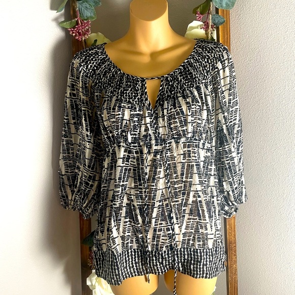 BCBGMaxAzria 10% Silk Boho Peasant Top Smocked Tie Waist Size XS EUC Fits Small - Picture 1 of 13